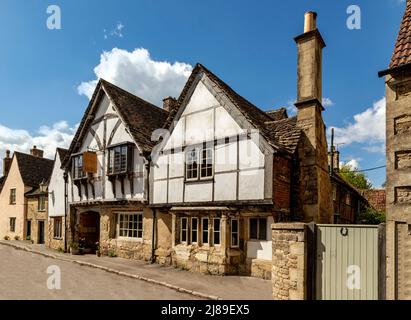 Sign of the Angel Hotel mit Fachwerkfassade im historischen Zentrum von Lacock Village, Cotswolds, Wiltshire, England, Großbritannien. Stockfoto