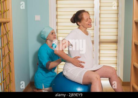 Frau gebiert im Krankenhaus, hat eine Kontraktion Stockfoto