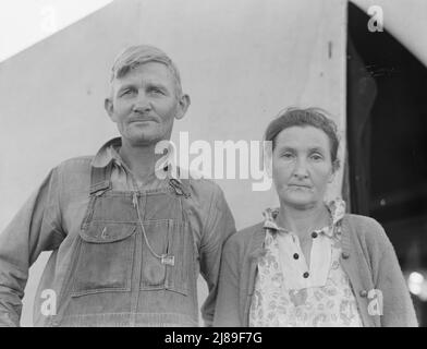 In der Farm Security Administration (FSA) Wanderarbeitslager. Familie, Mutter, Vater und elf Kinder, ursprünglich aus Oklahoma, wo er Pächter gewesen war. Kam 1936 nach der Dürre nach Kalifornien. Seitdem sind sie nach der Ernte von Ernte zu Ernte in Kalifornien gereist. Sechs der Kinder besuchen die Schule, wo die Familie lange genug mit Mutter und Vater anhält. Am 23. Februar hatten zwei Familienmitglieder Glück gehabt und "einen Platz" (einen Arbeitstag) in den Erbsen auf der Sinclair Ranch bekommen. Vater hatte zehn Stunden am Tag einen Dollar und dreiundsiebzig Cent verdient. Älteste Tochter Stockfoto