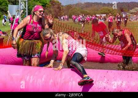 Köter Park, Poole, Dorset, Großbritannien. 14. Mai 2022. Schöner warmer sonniger Tag für Race for Life Poole Pretty Muddy, mit hunderten von vielen in Pink gekleideten Menschen, die sich dem Kampf gegen Krebs anschließen und Geld für Cancer Research UK sammeln, Hindernisse aushandeln und Spaß daran haben, sich sowohl beim Kinderrennen als auch bei Erwachsenen mit Schlamm zu bedecken. Quelle: Carolyn Jenkins/Alamy Live News Stockfoto