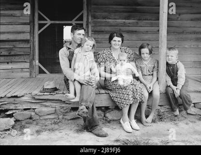 Frau und Kinder von Tabak-Pächter auf der Veranda. Person County, North Carolina. Stockfoto