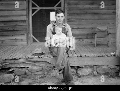 [Ohne Titel, möglicherweise verwandt mit: Mr. Whitfield, Tabak-Pächter, mit Baby auf der Veranda. North Carolina, Person County]. Stockfoto