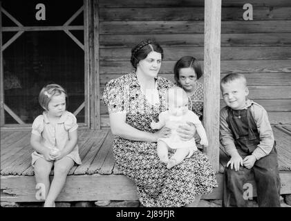 Frau und Kinder von Tabak-Pächter auf der Veranda. Person County, North Carolina. Stockfoto