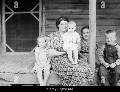 [Ohne Titel, möglicherweise verwandt mit: Frau und Kinder von Tabak-Pächter auf der Veranda. Person County, North Carolina]. Stockfoto