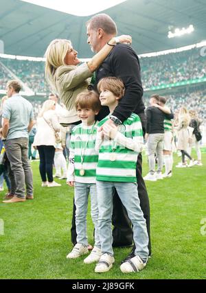 Celtic-Managerin Ange Postecoglou mit Frau Georgia und den Söhnen Max und Alexi feiern nach dem Cinch Premiership-Spiel im Celtic Park, Glasgow. Bilddatum: Samstag, 14. Mai 2022. Stockfoto