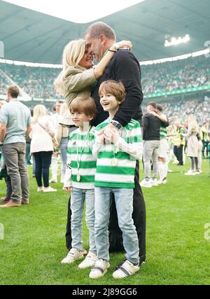 Celtic-Managerin Ange Postecoglou mit Frau Georgia und den Söhnen Max und Alexi feiern nach dem Cinch Premiership-Spiel im Celtic Park, Glasgow. Bilddatum: Samstag, 14. Mai 2022. Stockfoto