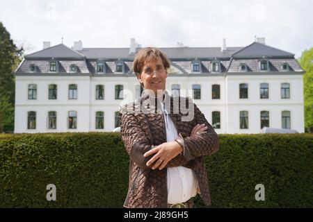 14. Mai 2022, Schleswig-Holstein, Weissenhäuser Strand: Jan Henric Büttner, Unternehmer und Inhaber des Luxushotels Weissenhaus Grand Village Resort & Spa am Meer, steht vor dem Schloss Weissenhaus. Foto: Marcus Brandt/dpa Stockfoto