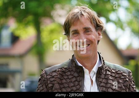 14. Mai 2022, Schleswig-Holstein, Weissenhäuser Strand: Jan Henric Büttner, Unternehmer und Inhaber des Luxushotels Weissenhaus Grand Village Resort & Spa am Meer, steht vor dem Schloss Weissenhaus. Foto: Marcus Brandt/dpa Stockfoto