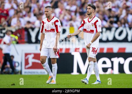 Stuttgart, Deutschland. 14.. Mai 2022. Fußball: Bundesliga, VfB Stuttgart - 1. FC Köln, Matchday 34, Mercedes-Benz Arena. Der Stuttgarter Waldemar Anton (l) und der Stuttgarter Atakan Karazor (r) reagieren während des Spiels. Kredit: Tom Weller/dpa - WICHTIGER HINWEIS: Gemäß den Anforderungen der DFL Deutsche Fußball Liga und des DFB Deutscher Fußball-Bund ist es untersagt, im Stadion und/oder vom Spiel aufgenommene Fotos in Form von Sequenzbildern und/oder videoähnlichen Fotoserien zu verwenden oder zu verwenden./dpa/Alamy Live News Stockfoto