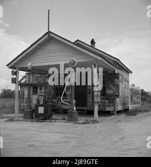 Country-Tankstelle im Besitz und betrieben von Tabakbauern. Solche kleinen, unabhängigen Stationen sind zu Treffpunkten und Loafing-Spots für die Bauern in der Nachbarschaft in ihrer Off-Times geworden. Granville County, North Carolina. Stockfoto