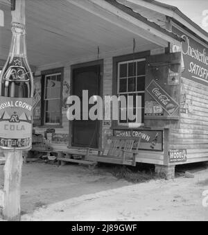 Country-Tankstelle im Besitz und betrieben von Tabakbauern. Solche kleinen, unabhängigen Stationen sind zu Treffpunkten und Loafing-Spots für die Bauern in der Nachbarschaft in ihrer Off-Times geworden. Granville County, North Carolina. Stockfoto