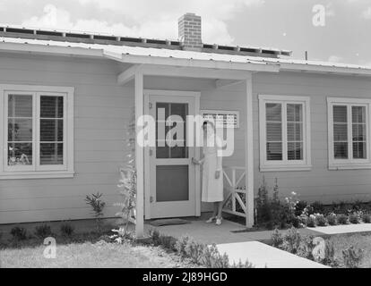 Tulare County, Kalifornien. Camp der Farm Security Administration (FSA) für wandernde Landarbeiter in Farmersville. Resident Krankenschwester und Klinikgebäude der Agricultural Workers' Health and Medical Association. Stockfoto