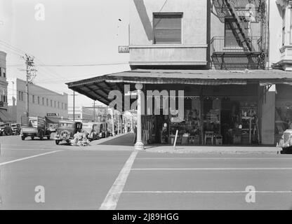 Fresno. Straßenecke der Stadt San Joaquin Valley an der US 99 mit Gebrauchtwarengeschäft. Kalifornien. [Sign: 'Neue &amp; Gebrauchtwaren gekauft und verkauft']. Stockfoto