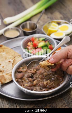 Schöne Medaillons und ein aisches Baladi, ägyptisches Frühstück Stockfoto