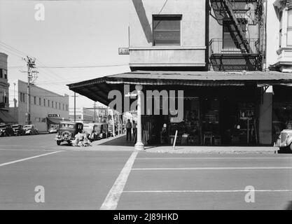 Fresno. Straßenecke der Stadt San Joaquin Valley an der US 99 mit Gebrauchtwarengeschäft. Kalifornien. [Sign: 'Neue &amp; Gebrauchtwaren gekauft und verkauft']. Stockfoto