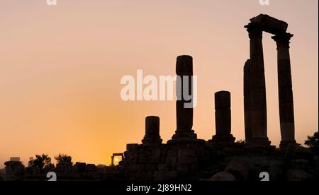 Silhouette des Herkules-Tempels in der Abenddämmerung, Zitadelle Amman, Amman, Jordanien Stockfoto