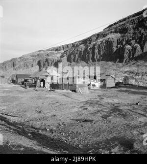 Das indische Dorf Yakima, am Columbia River, ist während der Lachssaison bewohnt. Nach dem Angeln kehren sie ins Yakima Valley zurück. Indisches Mädchen: "Sie wollen nicht besser leben. Die Regierung versucht, sie zu schaffen.“ Celilo, Wasco County, Oregon. Stockfoto