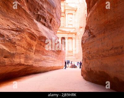 Petra, Jordanien. Al-Khazneh (Schatzkammer) in Petra vom Siq aus gesehen. Stockfoto