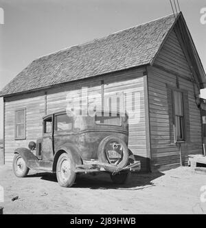 Neues Zuhause der Familie Schroeder. Sie verließen South Dakota vor drei Jahren in diesem Auto. Dead Ox Flat, Malheur County, Oregon. Stockfoto