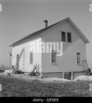 Außenansicht des Soper Hauses, gerade fertig bemalt. Lange Zeit wurde nur eine Seite bemalt. Willow Creek Area, Malheur County, Oregon. Stockfoto