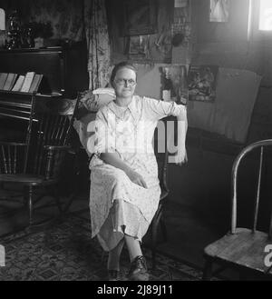 Mrs. Hull, in einem Zimmer im Keller, Zuhause, am späten Nachmittag. Dead Ox Flat, Malheur County, Oregon. Stockfoto