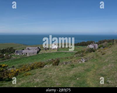 Blick auf das Anwesen der Wächter Besucher Unterkunft Abbey Ruinen und Kirche von Mynydd Enlli Bergpfad Bardsey Island Gwynedd Wales Großbritannien Stockfoto