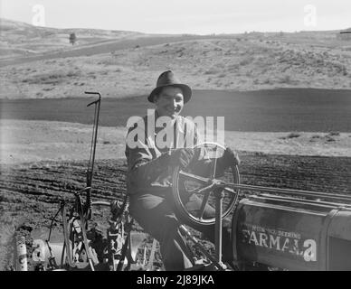 Junger Bauer, Mitglied der Ola-Selbsthilfe-Sägewerk Co-op, pflügt im Herbst des Jahres. Der Traktor wird kooperativ eingesetzt. Gem County, Idaho. Stockfoto