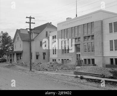 Das neue WPA (Work Projects Administration) Gerichtsgebäude neben dem alten Bezirksgericht. Bonners Ferry, Idaho. Stockfoto