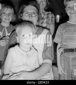 Sechsköpfige Familie im Zelt nach dem Abendessen. Kam zur Kartoffelernte, nachdem Vater von der WPA (Work Projects Administration) in Boise, Idaho, entlassen wurde. Das älteste Kind ist zwölf. Kleiner Junge hat Ruhr. Merrill, Klamath County, Oregon. In der mobilen Einheit der FSA (Farm Security Administration). Stockfoto