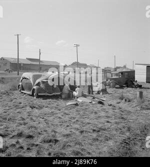 Lebensbedingungen für migrantische Kartoffelpflücker. Beachten Sie, dass sich auf der anderen Straßenseite Kartoffelställe befinden. Siskiyou County, Kalifornien. Stockfoto