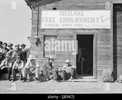 California State Employment Service Office. Tulelake, Siskiyou County, Kalifornien. Dieses Büro ist 500 Meter vom Kartoffelpflücker-Lager entfernt. Dieses Büro hat in fünf Wochen (Saison 1938) 2.452 Einzelplatzierungen bei den Erzeugern vorgenommen. [Sign: 'Tulelake Free Employment Service - Workers Apply Here']. Stockfoto