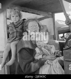 Mutter und zwei Kinder unterwegs. Tulelake, Siskiyou County, Kalifornien. [Coca-Cola-Flasche mit Gummizitze beachten]. Stockfoto