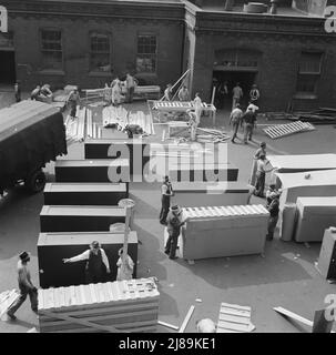Washington, D.C. Regierungsangestellte und Zimmerleute der Vereinigten Staaten, die Kisten für Stahlschränke herstellten und sie für den Versand in der Rückseite des Auditor's Building an der 14. Street und Independence Avenue vorbereiteten. Stockfoto