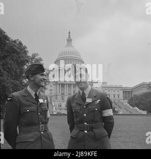 Washington, D.C. Internationale Studentenversammlung. Delegierte aus Neuseeland: Links, Pilot-Offizier Carlysle Blackie; rechts, Pilot-Offizier Russell Garlick. Stockfoto