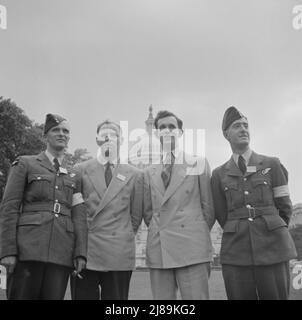 Washington, D.C. Internationale Studentenversammlung. Von links nach rechts: Pilot-Offizier Carlysle Blackie, ein Delegierter aus Neuseeland; Thorvaldur Thorarinsson, ein Delegierter aus Island; Bryan J. Kellaway, ein Delegierter aus Australien; Pilot-Offizier Russell Garlick, ein Delegierter aus Neuseeland. Stockfoto