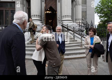 Der ukrainische Präsident Volodymyr Zelenskyy traf sich am 14. Mai 2022 bei ihrem Besuch in der ukrainischen Hauptstadt Kiew, Ukraine, mit einer Delegation aus Republikanern des US-Senats, darunter Mitch McConnell (R-KY), Senator John Barrasso (R-WY), Senator John Cornyn (R-TX) und Senatorin Susan Collins (R-ME). Präsident Zelenskyy betonte das starke Zeichen der parteiübergreifenden Unterstützung der Ukraine durch den US-Kongress und das amerikanische Volk. Foto des ukrainischen Ratsvorsitzes via ABACAPRESS.COM Stockfoto