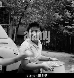 Interrassische Aktivitäten im Camp Ellen Marvin, wo die Kinder vom Methodisten Camp Service unterstützt werden. Miss Sumi Yumaguchi, japanische Ernährungswissenschaftlerin. Arden, New York. Stockfoto