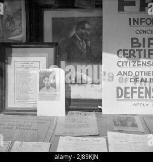 Schilder in den Fenstern eines Marcus Garvey Clubs in der Gegend von Harlem. Stockfoto