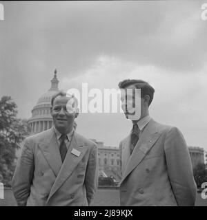 [Untitled photo, möglicherweise verwandt mit: Washington, D.C. Internationale Studentenversammlung. Von links nach rechts: Pilot-Offizier Carlysle Blackie, ein Delegierter aus Neuseeland; Thorvaldur Thorarinsson, ein Delegierter aus Island; Bryan J. Kellaway, ein Delegierter aus Australien; Pilotenoffizier Russell Garlick, ein Delegierter aus Neuseeland]. Stockfoto