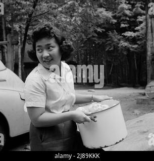 Interrassische Aktivitäten im Camp Ellen Marvin, wo die Kinder vom Methodisten Camp Service unterstützt werden. Miss Sumi Yumaguchi, japanische Ernährungswissenschaftlerin. Arden, New York. Stockfoto