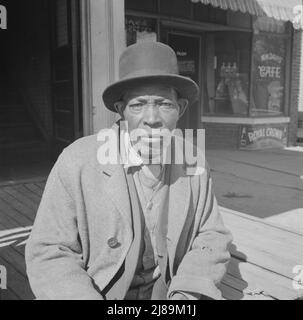 Daytonas Beach, Florida. Männer, die am Sonntagmorgen in der Sonne sitzen. Stockfoto