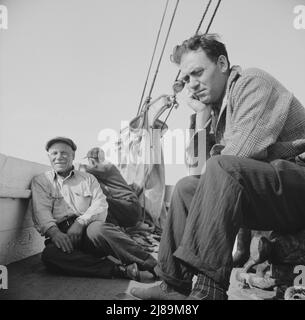 An Bord des Fischerbootes Alden aus Gloucester, Massachusetts. Fischer, die am ersten Morgen auf der Terrasse sitzen. Stockfoto