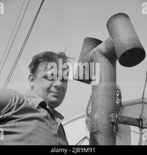 [Foto ohne Titel, möglicherweise verwandt mit: An Bord des Fischerbootes Alden, aus Gloucester, Massachusetts. Dominic Tello, italienischer Fischer]. Stockfoto