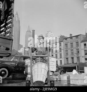 New York, New York. Stevedore, der Fischkisten auf der unteren Ostseite packt und lädt. Stockfoto