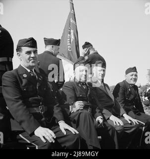 [Foto ohne Titel, möglicherweise in Zusammenhang mit: Gloucester, Massachusetts. Memorial Day, 1943. Ein gealtertes Mitglied der American Legion Band, das sich nach der Parade ausruhte]. Stockfoto
