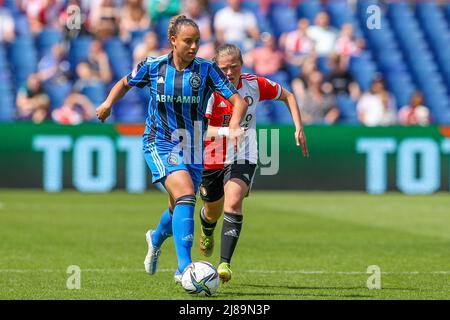 ROTTERDAM, NIEDERLANDE - 14. MAI: Chasity Grant von Ajax, Romee van de Lavoir von Feyenoord während des Pure Energie Eredivisie Vrouwen-Spiels zwischen Feyenoord und Ajax am 14. Mai 2022 im Stadion de Kuip in Rotterdam, Niederlande (Foto: Hans van der Valk/Orange Picles) Stockfoto