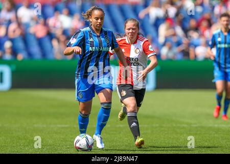 ROTTERDAM, NIEDERLANDE - 14. MAI: Chasity Grant von Ajax, Romee van de Lavoir von Feyenoord während des Pure Energie Eredivisie Vrouwen-Spiels zwischen Feyenoord und Ajax am 14. Mai 2022 im Stadion de Kuip in Rotterdam, Niederlande (Foto: Hans van der Valk/Orange Picles) Stockfoto