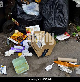 Müllsäcke, Müll, auf den Bürgersteig geworfen Stockfoto