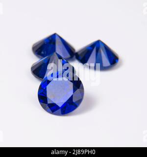 Eleganter runder blauer Stein Diamantschmuck auf dem weißen Stockfoto