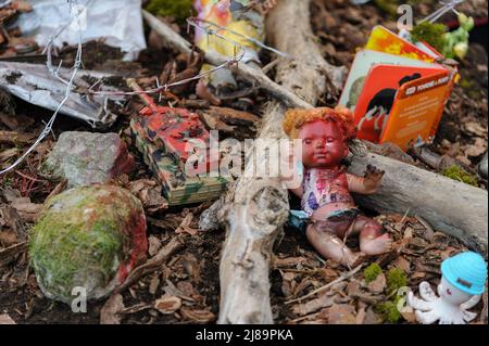 Lviv, Ukraine. 14.. Mai 2022. Eine blutige Puppe, die beim Kunstprojekt ''Screams of Souls'' gesehen wurde, das in Lemberg präsentiert wurde. Große Karte der Ukraine mit blutigem Kinderspielzeug, zerstörten Häusern, Stacheldraht und Ähren von Weizen, die durch die verbrannte Erde sprießen. Die Autorin des Projekts ist Ulyana Datsishin. Russland marschierte am 24. Februar 2022 in die Ukraine ein und löste damit den größten militärischen Angriff in Europa seit dem Zweiten Weltkrieg aus (Bild: © Mykola Tys/SOPA Images via ZUMA Press Wire) Stockfoto